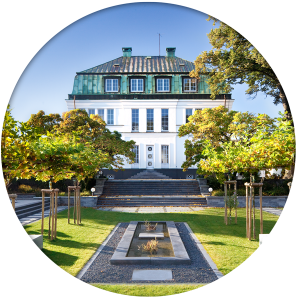 Stately building with a garden and fountain in front - Villa Wesco 2011